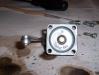 Karburátor Jikov SEDR32 - rozborka: páka s valčekom / kryt akceleračnej pumpičky
